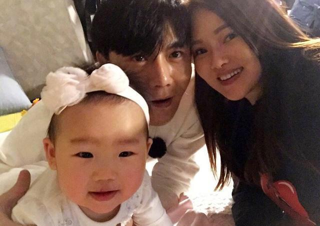 还记得“丑哭宝妈”的网红宝宝吗?当初你嫌我丑,如今美到认不出