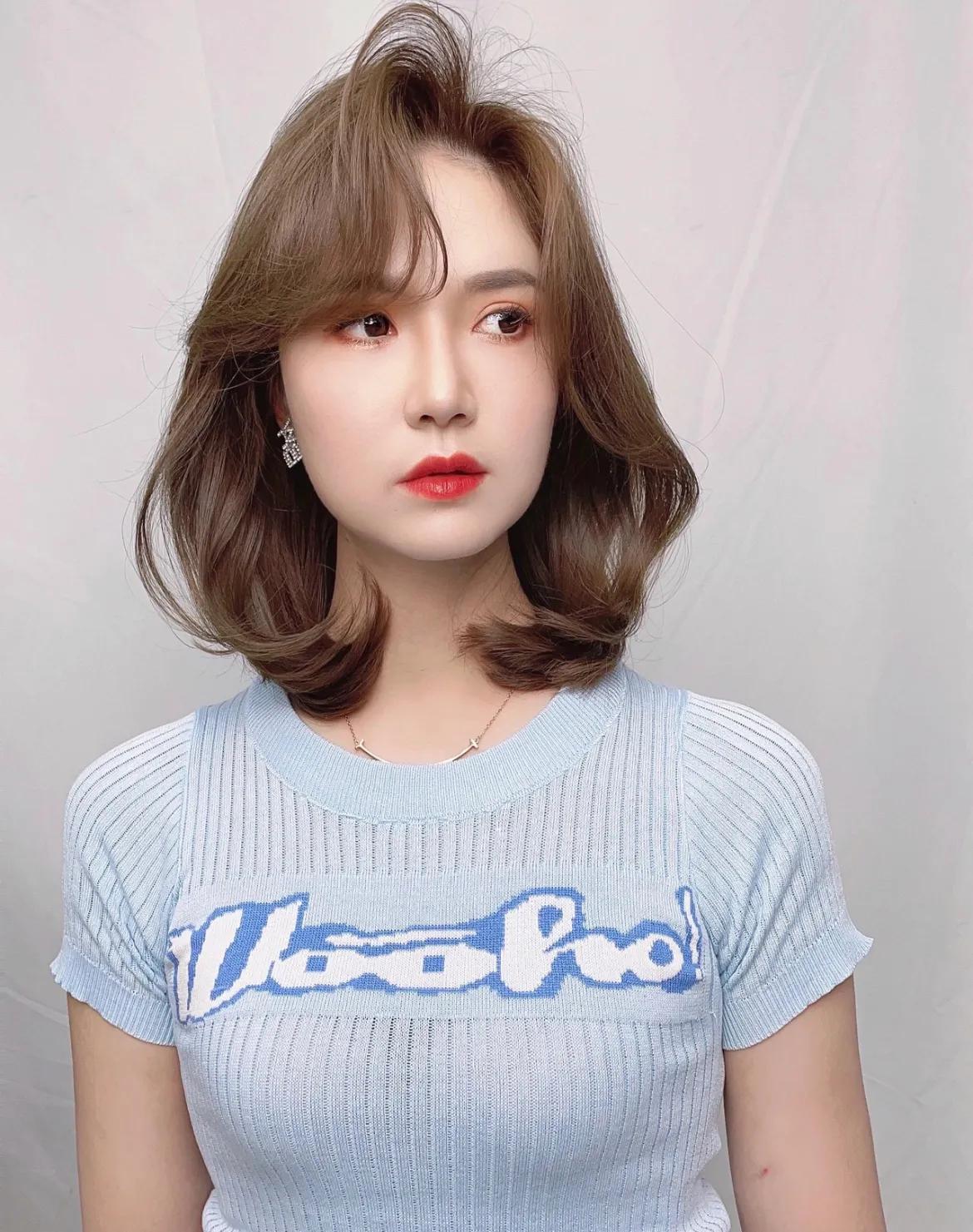 适合小脸的烫发中短发夏季,这个季节最流行的短烫发