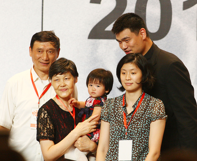 低调！姚明父亲菜市场戴口罩买菜！2米08身高让人“仰望”