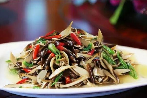 一道鸡肉菌炒牛肉,怎么会让一家三口“中毒”