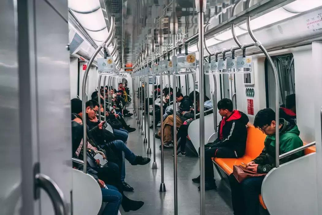 现在我学唱神曲，全靠别人手机外放