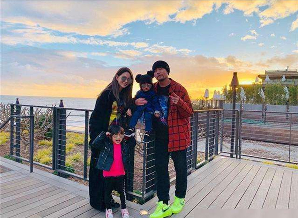 昆凌露脐装秀腹肌,昆凌三胎产后与周杰伦合照