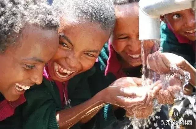 用零花钱给非洲挖了1000多口井，只因孩子眼泪，是那里最干净的水
