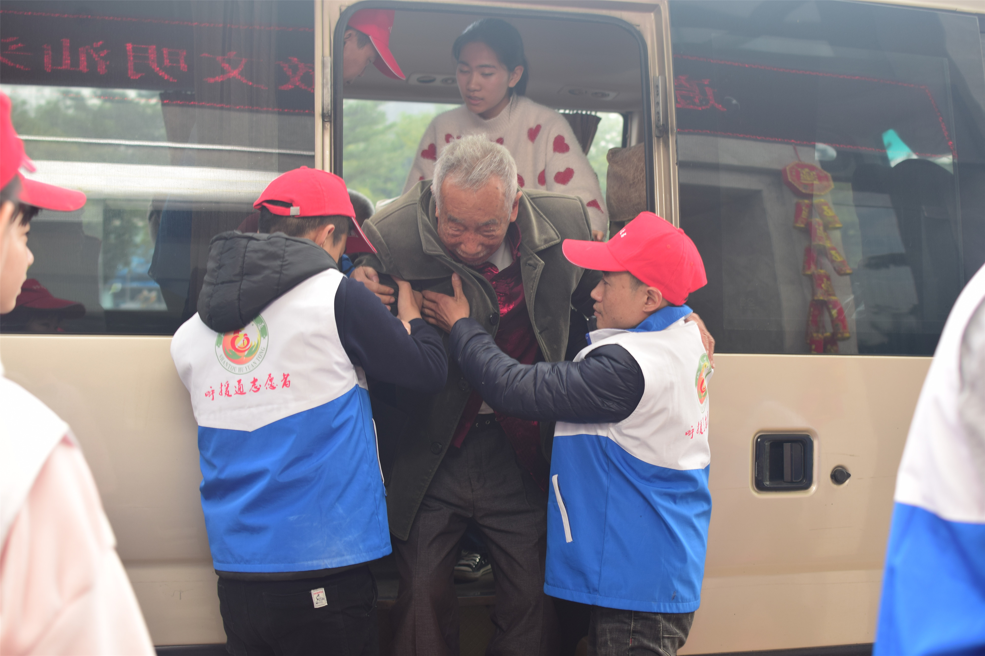 龙湖区第八个善待鳏寡百叟宴今举行铂晶大酒店多年资助大爱奉献