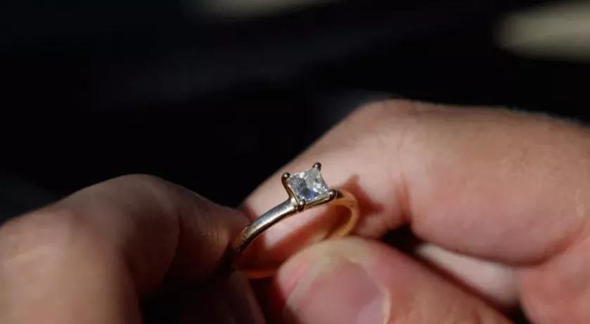 美国男子水下求婚女友,外国男子向二婚女友求婚