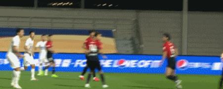 郜林倒地翻滚,郜林倒地回放翻滚特写