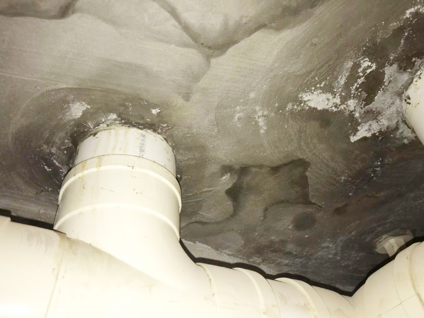 厕所漏水到楼下怎么处理小视频,厕所马桶漏水漏到楼下