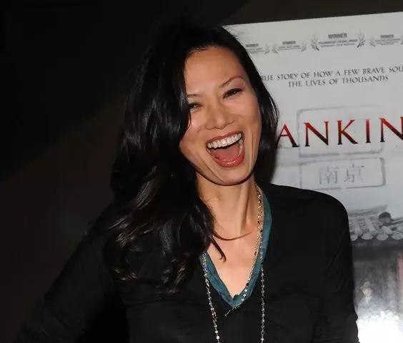 19岁攀50岁教授，给70岁男人生子，邓文迪的百亿身家没那么简单