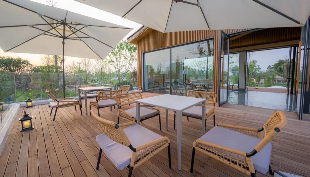 「觅趣小镇新都·原舍绿茵」湖畔泳池，畅玩斑竹园足球音乐小镇