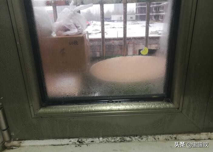 冬天窗户上有水是窗户密封不好吗,冬天窗户为啥有小水珠