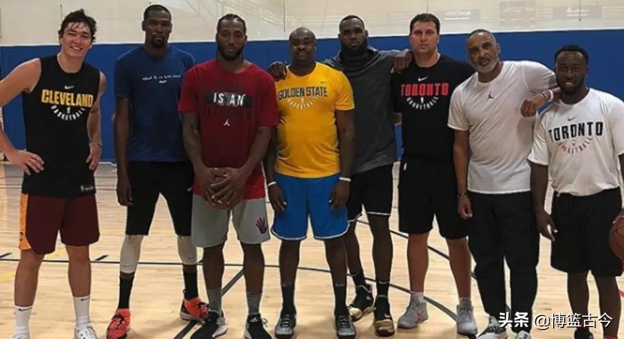 伦纳德单手单脚扣篮,伦纳德身材多夸张