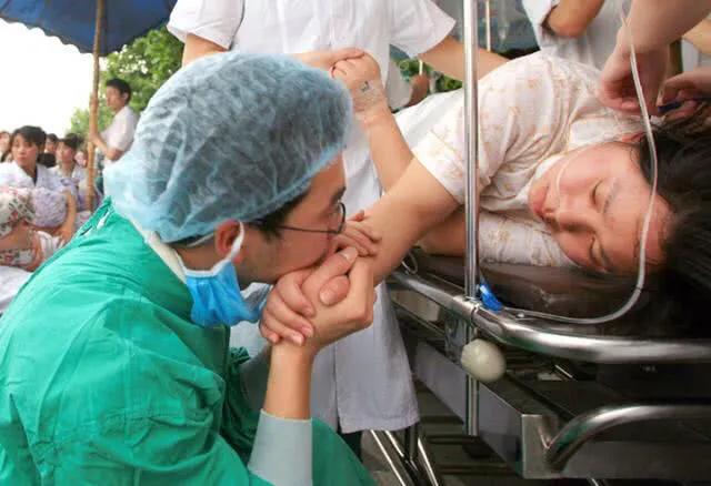 “孩子都出来了,你掏什么掏”男医生把手伸进产道,老公愤怒发问