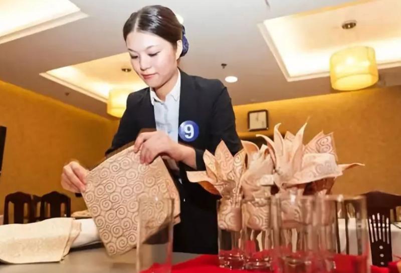 餐饮行业怎么招年轻服务员,餐饮业怎么快速招到人