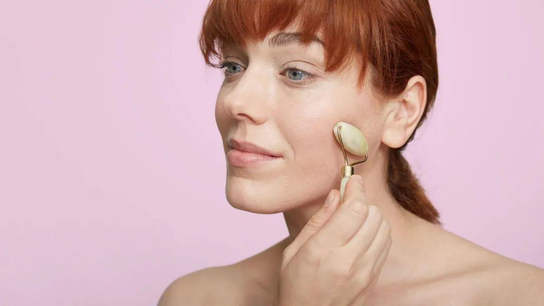 昨天脸瘦今天脸胖,昨天脸是白的今天早上起来就黑了