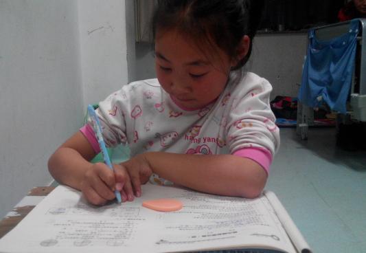 小学生作业本火了，一笔一划整整齐齐，老师：明明超强却过分慎重