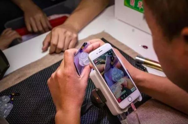 翡翠生意众生相，直播电商的红与黑