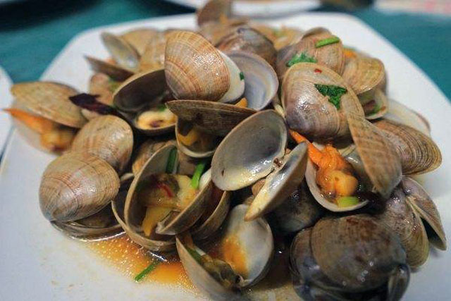 一轮骄阳升日照，二夜美梦伴海涛，三天渔家海鲜饱朋友同行欢笑多