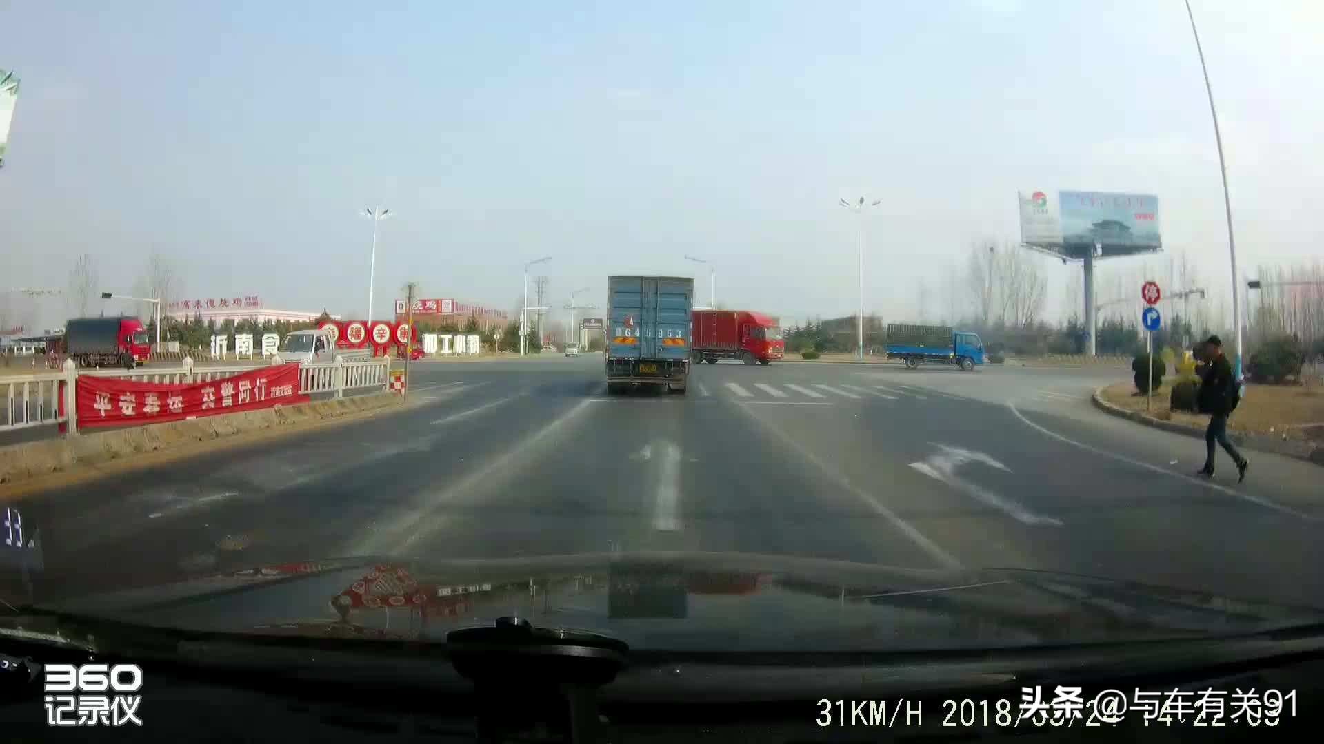 交通灯黄灯驶入停止线可以通行吗,信号灯变红车已经到路中间了