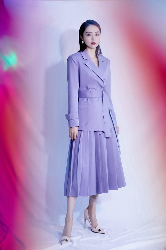 董璇高级感,董璇最新写真中回眸一笑仙气十足