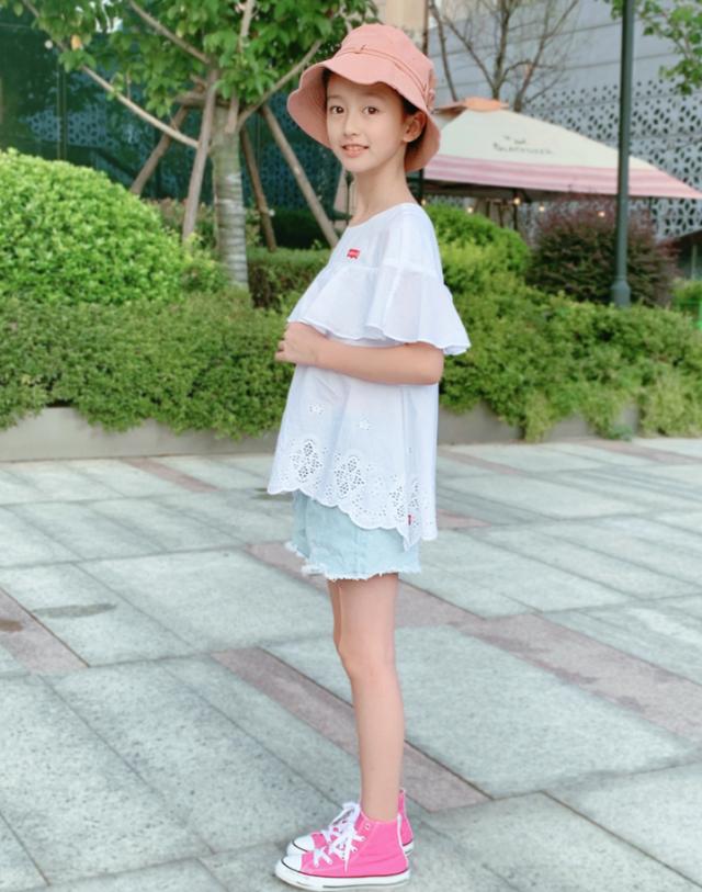 不敢认这是“最美童星”！才11岁就穿高跟鞋，这款式同龄人难驾驭