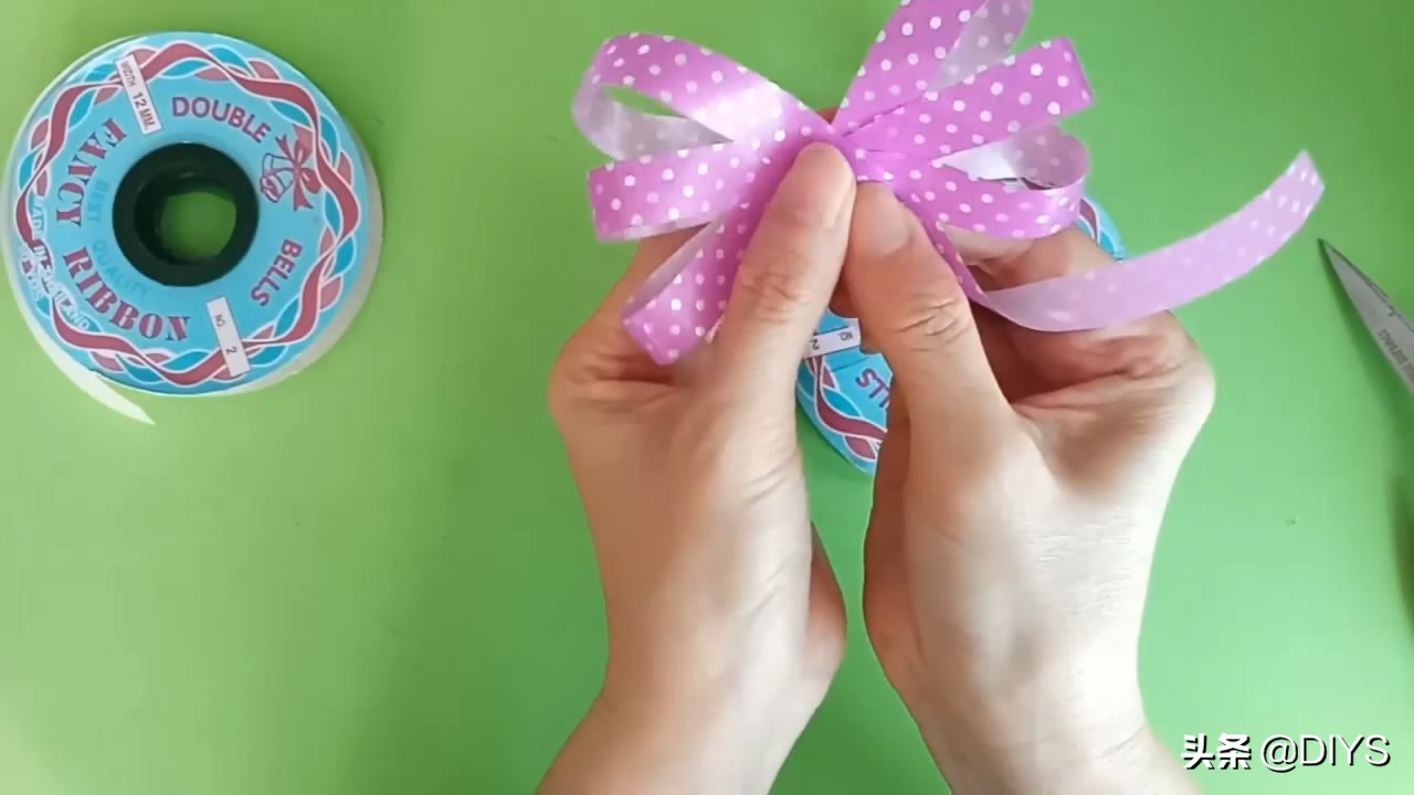 拉花彩带蝴蝶结的打法,包礼物彩带蝴蝶结的打法