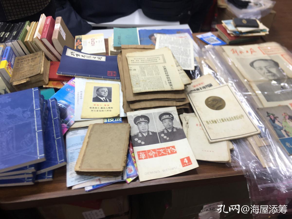 周末书市闲逛，大多数是普通书籍，稍有些价值的旧物件便要价不菲