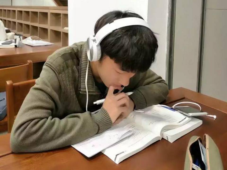 无锡一高校宿舍,成都一大学寝室6名男生上名校