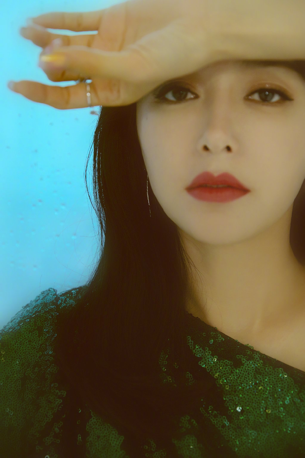 40岁至今单身又怎样？山风姐姐独自美丽，最飒不过一个眼神