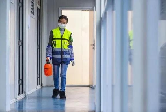 跑道翻新全过程视频,跑道看台翻新