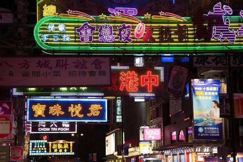 店铺招牌为什么反复折腾,店铺招牌有必要做得很亮吗