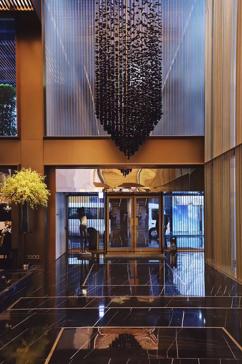 住进这座香港潮牌酒店，像是完成了一趟艺术旅行