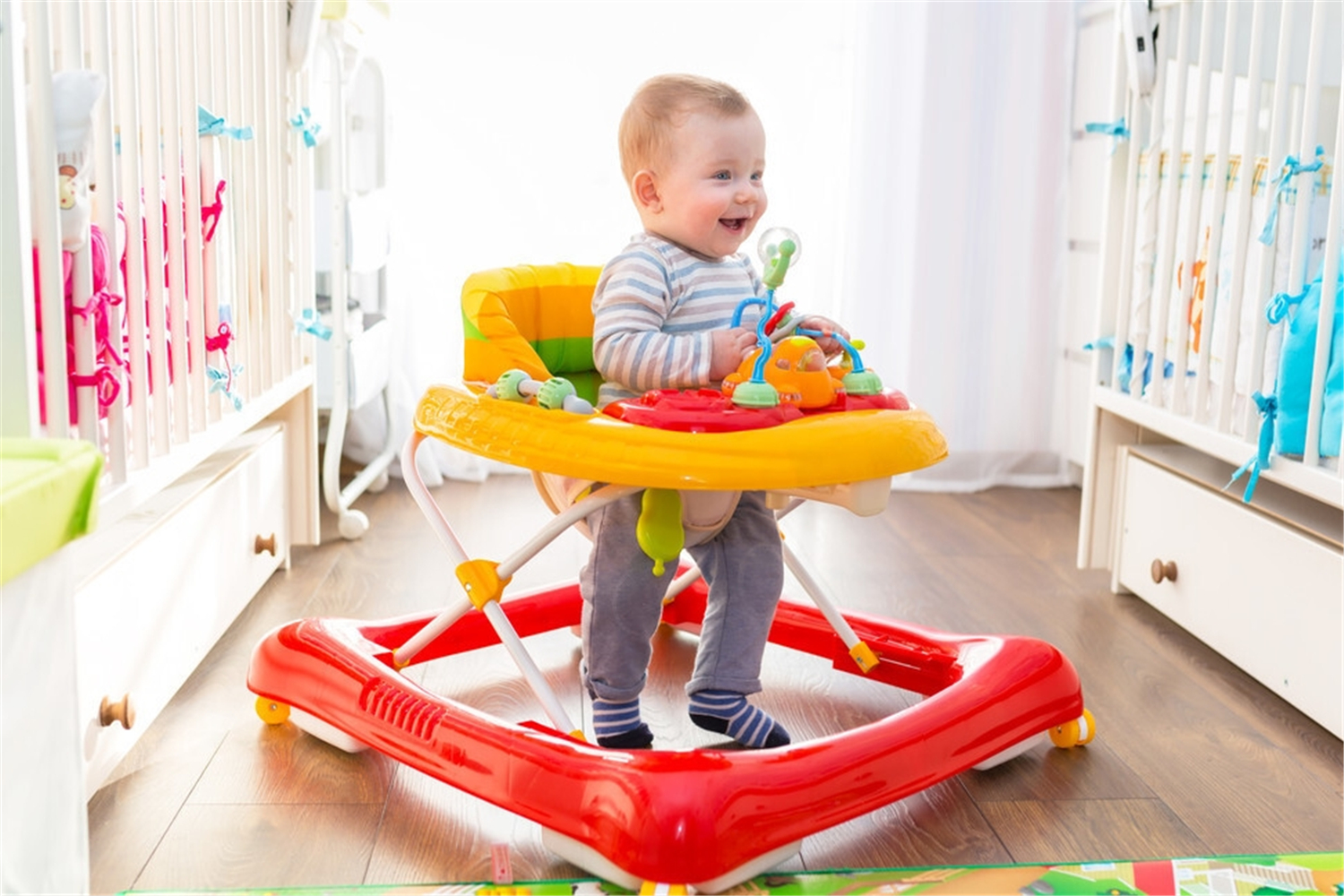 牵着宝宝的一只手学走路,牵着宝宝学走路的带子