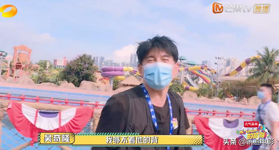 杨洋vr踢球,元气满满的哥哥杨洋踢球