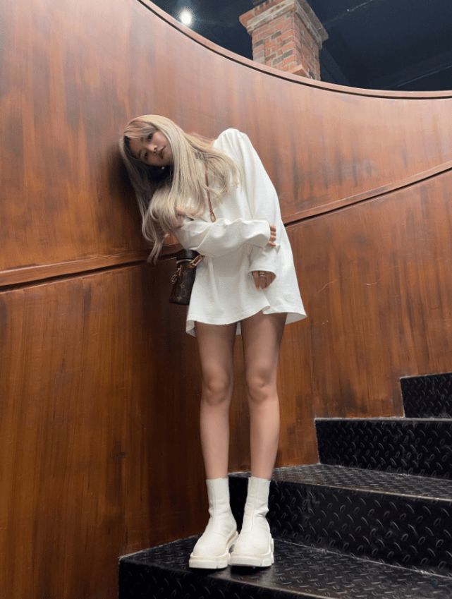 THE9安崎爆裂舞台，大红色连体露背裤性感火辣，1米58还有大长腿