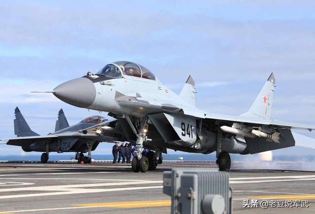 辽宁舰歼-15舰载战斗机,歼15战斗机是不是最大的舰载机