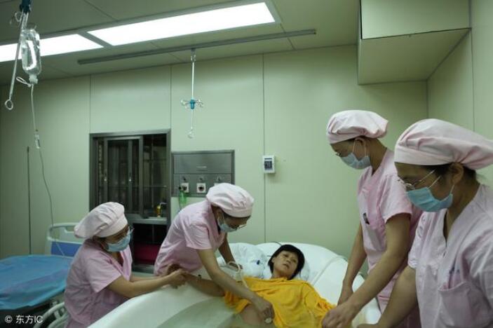 水中分娩和自然分娩的区别,水中分娩对宝妈有什么好处