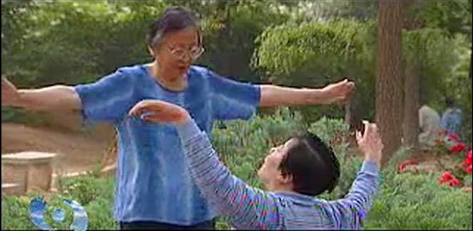 朱令案25年:中学班主任和同学陪过46岁生日,每天康复训练,一家人认真经营简单生活,怕等不到真相和审判