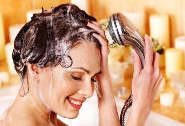 头皮和脸上起疙瘩有脓包怎么回事,头皮上总出油长有疙瘩或脓包