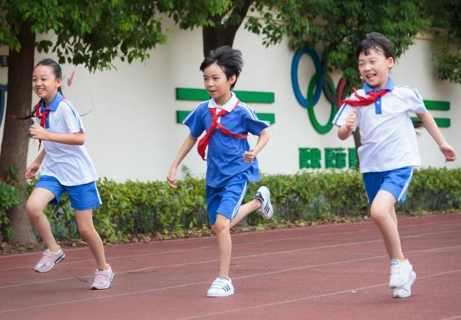 体育跑步怎么跑最快而不累100米,体育老师教正确的跑步姿势