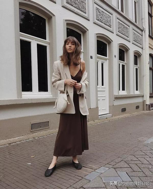 入春怎么穿？回头率最高的穿搭参考：“长裙+外套”，气质又高级