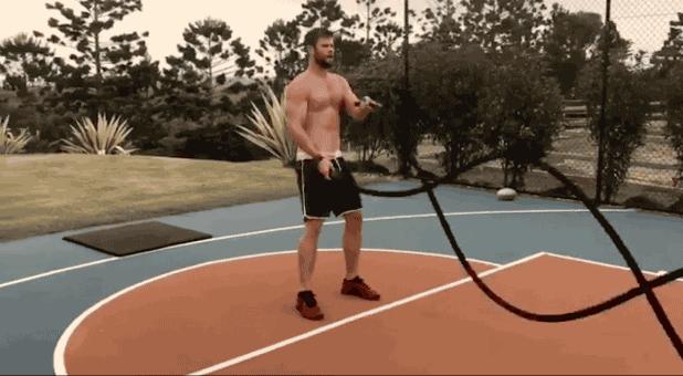 锤哥雷神身材,雷神锤哥露腹肌片段