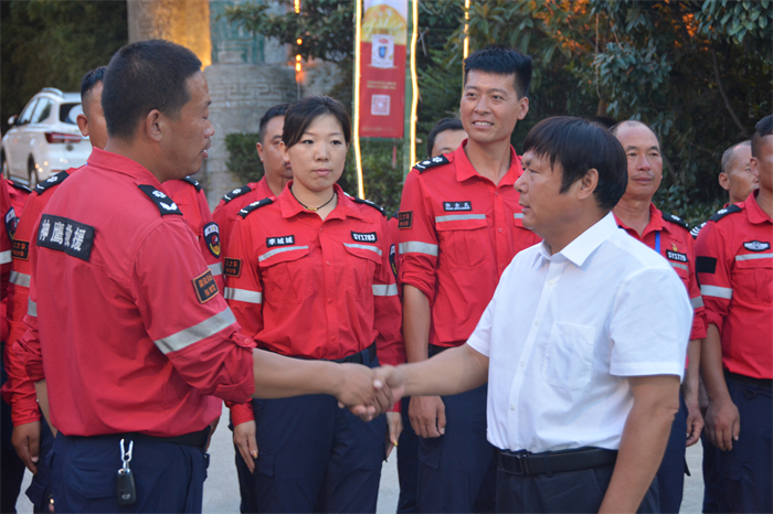 嵩县跨湖桥神鹰救援,洛阳神鹰救援队奔赴地震灾区