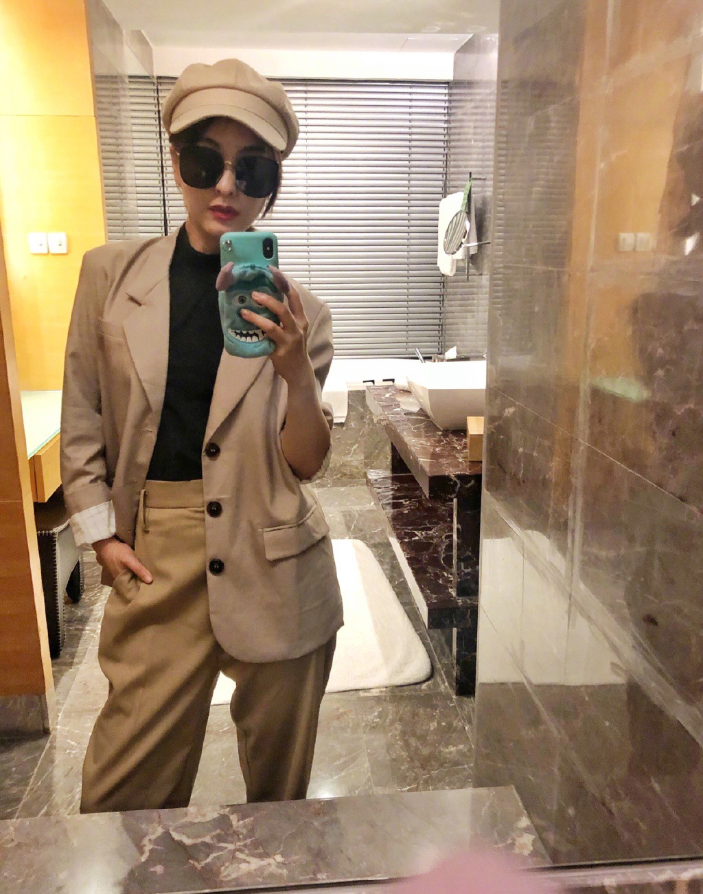 吴昕晒*服私**，穿西装直筒裤满满复古风，网友却说：手机壳哪买的？