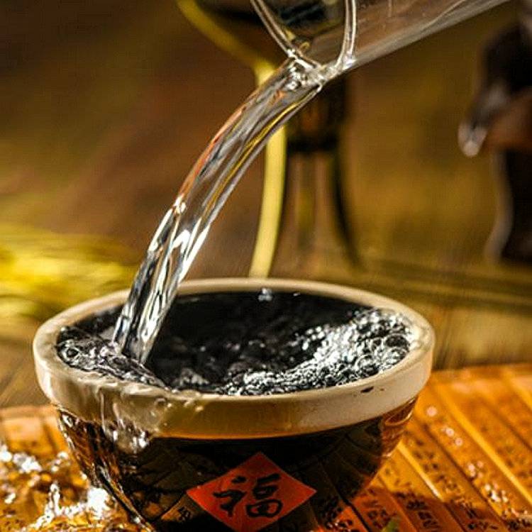 蛇最长时间能活多久,泡酒两三年的蛇打开瓶盖还会咬人