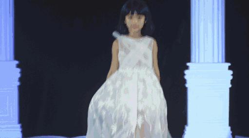 3岁萌宝走秀视频,让孩子在家练习走秀