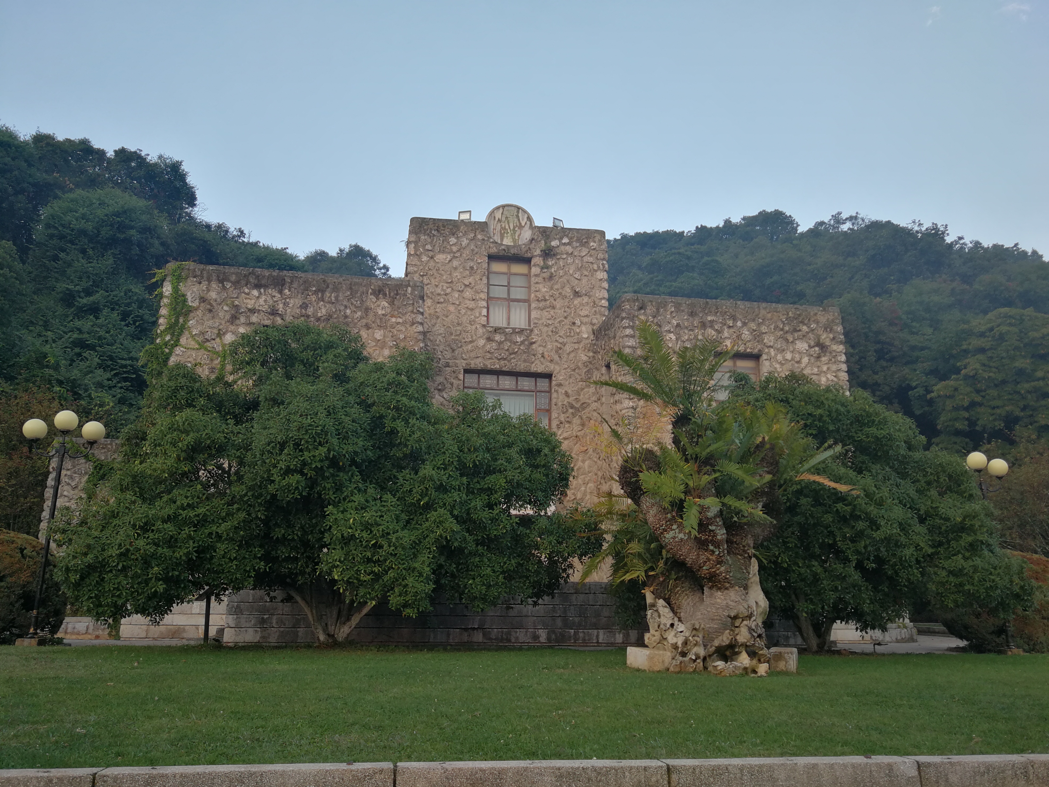 庾澄庆滇池边,滇池畔庾家花园