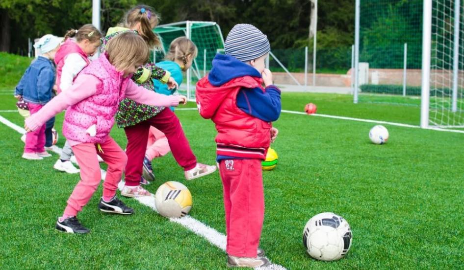 为什么孩子在家听话去学校就惹事,孩子在家听话为啥去学校老是惹事