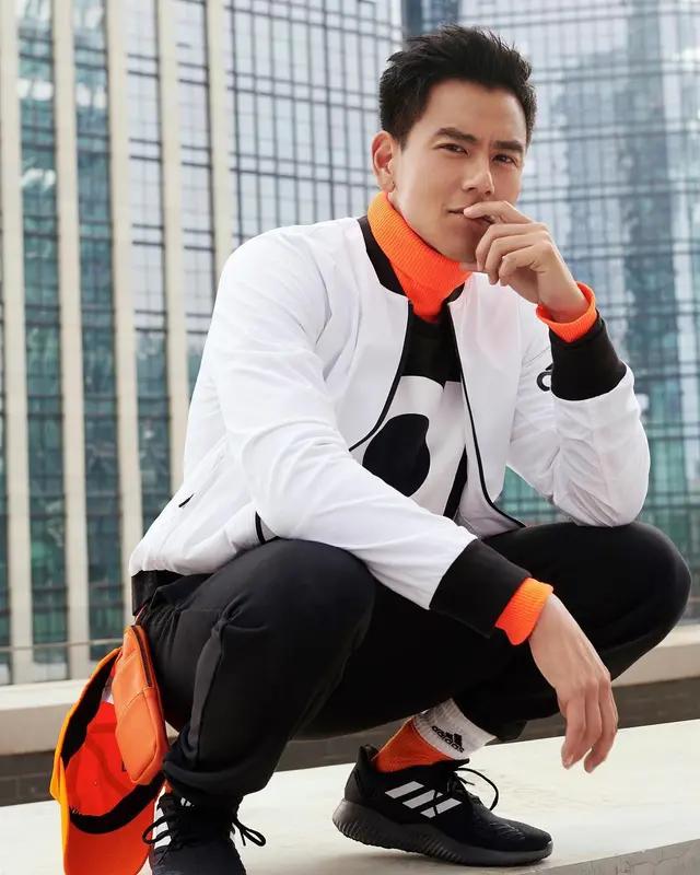 冬天开始对我冻手冻脚了,天气好冷冻手冻脚却动不了你的心