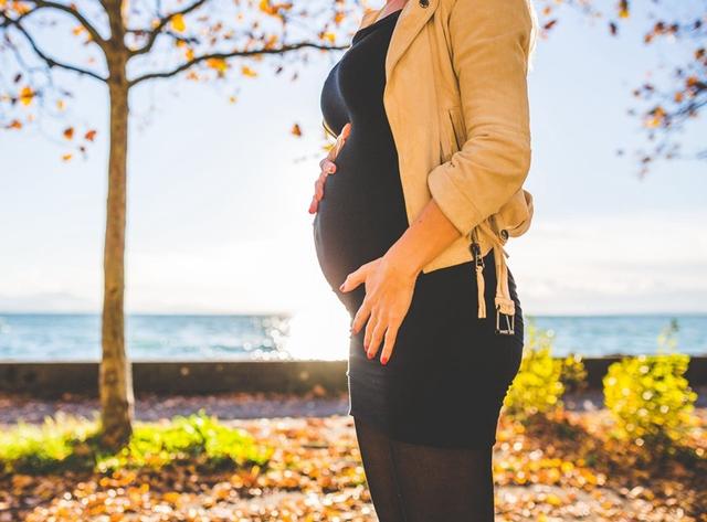 家人严防死守怀孕禁忌,孕妈偷偷“*反造**”,却被老公抓包,太心酸