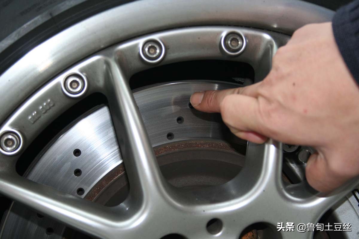 毂锐驰,碟刹刹车片在车上怎么看磨损
